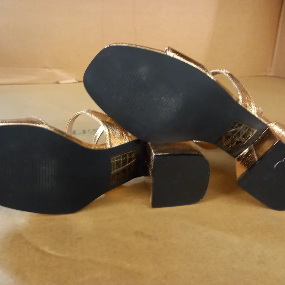 PAIR OF BOOHOO WIDE FIT TRIPLE STRAP BOCK HEELS SHOES IN ROSE GOLD - 4