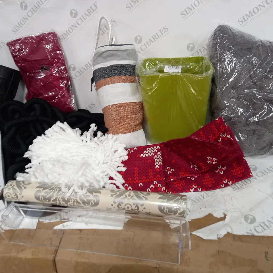 LARGE BOX OF ASSORTED ITEMS TO INCLUDE: SHOWER HEAD, MOP HEADS, FLEXIBLE HOSE, GREEN TUB, MATT ETC