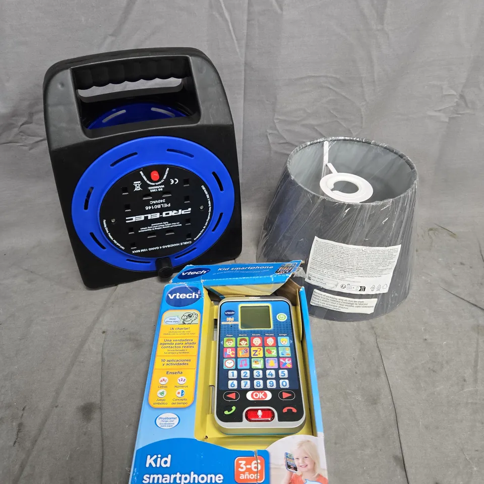 APPROXIMATELY 15 ASSORTED HOUSEHOLD PRODUCTS TO INCLUDE LAMP SHADES, VTECH TOY, EXTENSION LEAD REEL HOLDERS ETC 