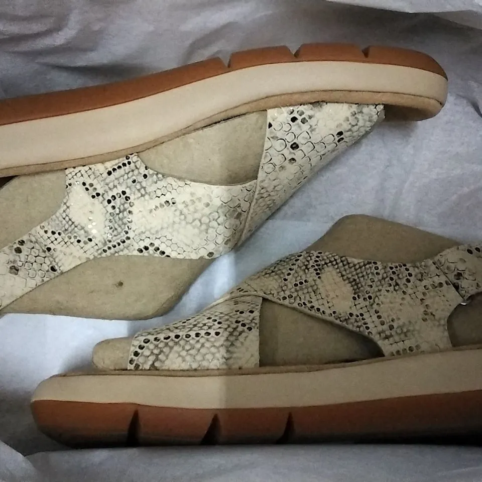 4 SHOE BOXES OF ASSORTED SHOES INCLUDING 2 × CLARKS JEMSA CROSS SANDAL SIZE 5, 1 × BRAND NEW VIONIC OLIVE ZOE HIKER ANKLE BOOTS - SIZE 6, 1 × EMU AUSTRALIA BOURKE ANKLE BOOT OAK - SIZE 9 