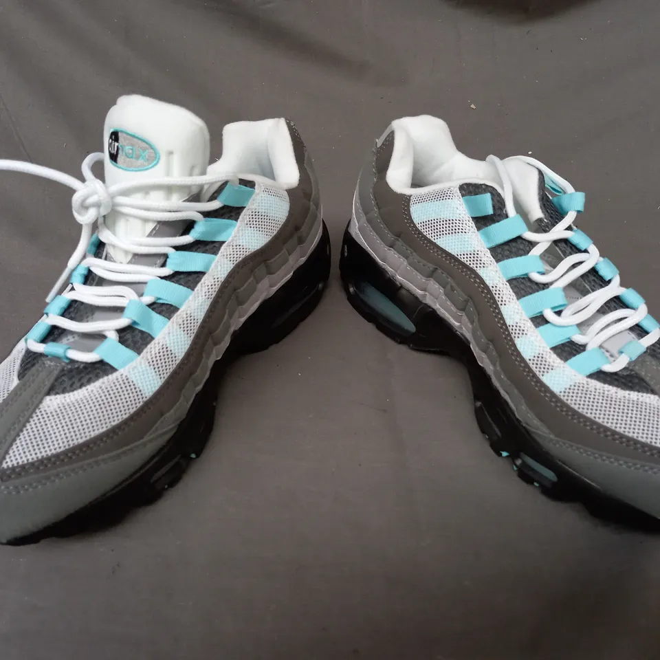 BOXED PAIR OF NIKE AIR MAX SHOES IN WHITE/GREY/CYAN UK SIZE 9