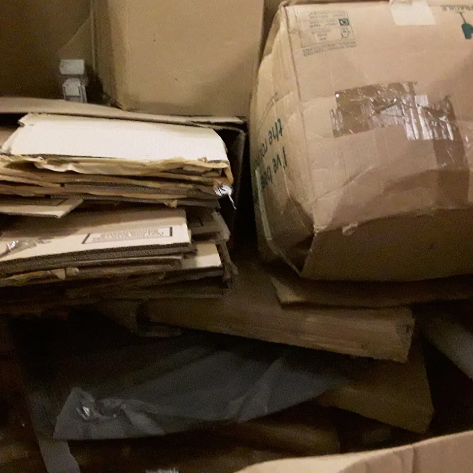 PALLET OF ASSORTED PRODUCTS INCLUDING DRYWALL SANDER, TOILET SEAT, MATTRESS TOPPER, CHRISTMAS TREE 120CM