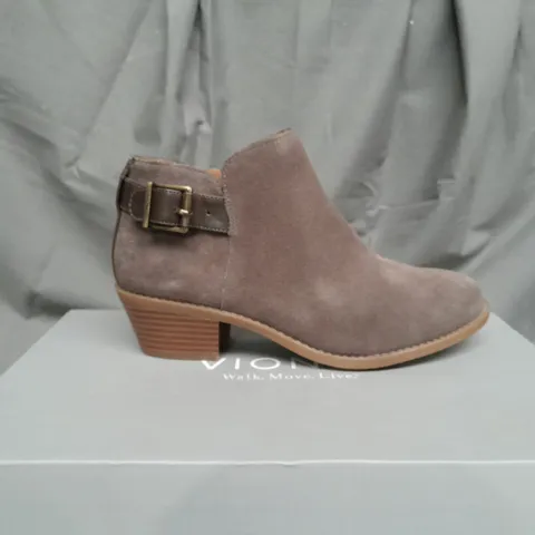 BOXED PAIR OF VIONIC MILLIE BOOTS SIZE 3 