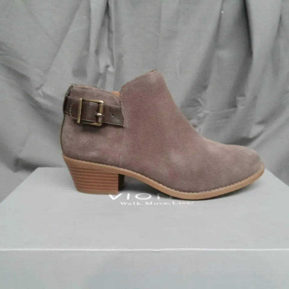 BOXED PAIR OF VIONIC MILLIE BOOTS SIZE 3 