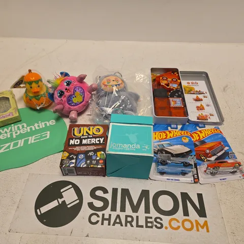 LARGE QUANTITY OF TOYS AND ACCESSORIES TO INCLUDE; HOT WHEELS CARS, UNO NO MERCY, SWIM CAP AND RUBBER DUCK