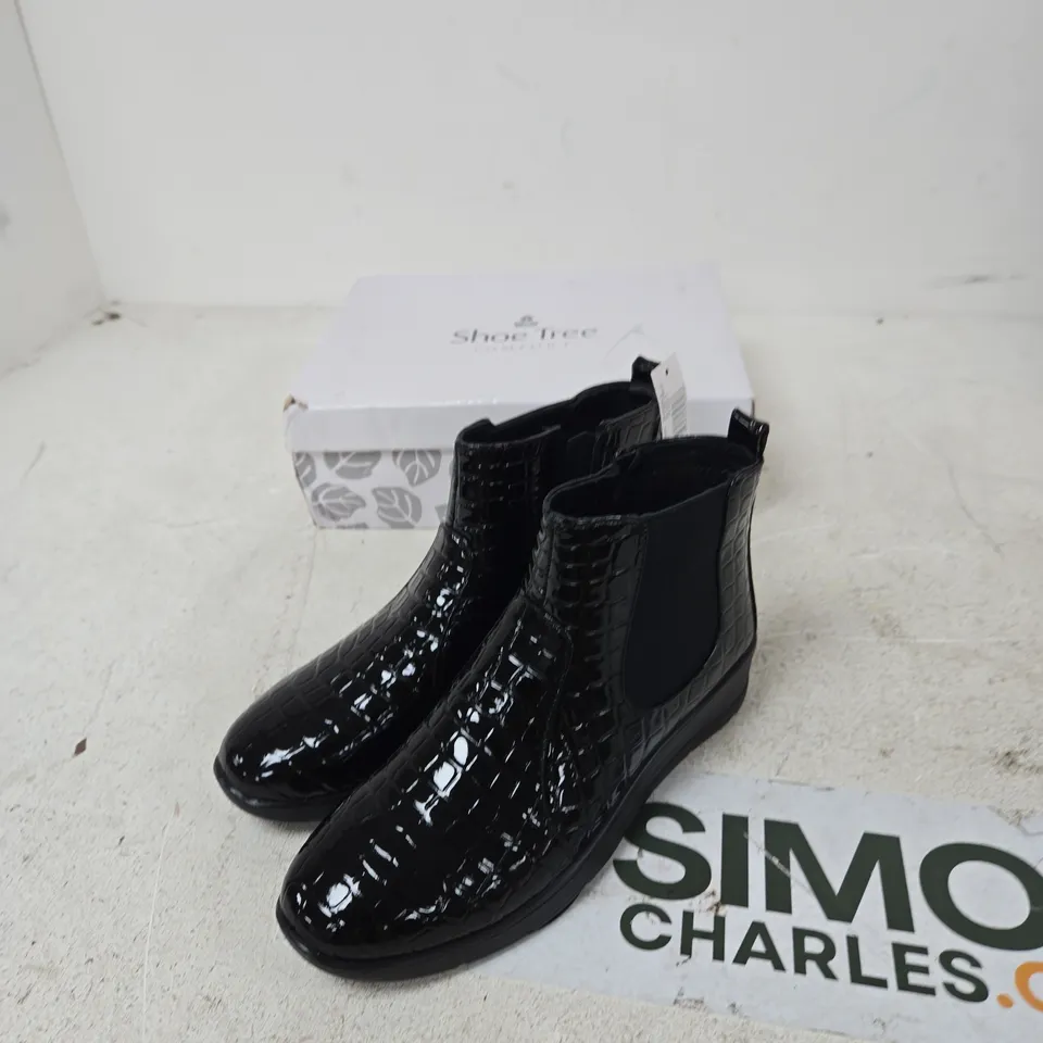 SHOE TREE BRAMBLE BLACK CROC-EFFECT CHELSEA BOOTS, UK 7