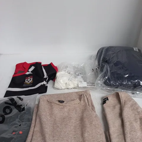 BOX OF APPROXIMATELY 30 ASSORTED CLOTHING ITEMS IN VARIOUS COLOURS, SIZES AND STYLES