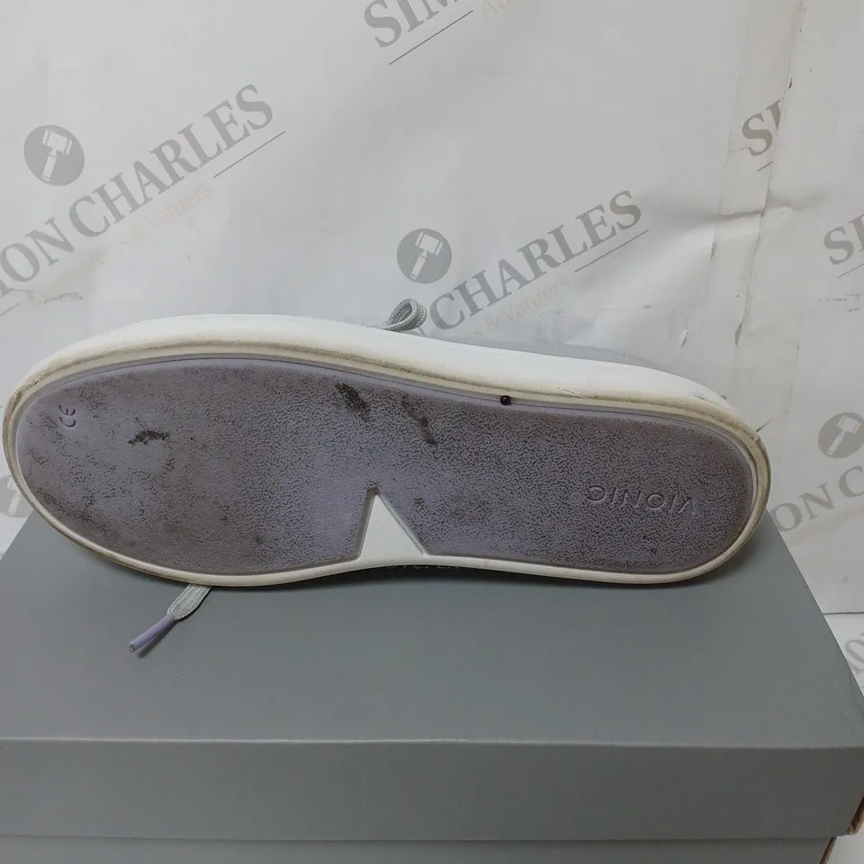 BOXED VIONIC AURA PARSLEY TRAINERS, LIGHT GREY - SIZE 6