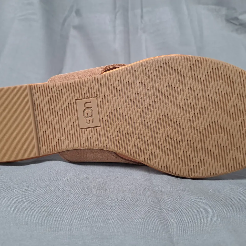 BOXED PAIR OF UGG CAREY FLIP FLOPS IN CHESTNUT UK SIZE 6