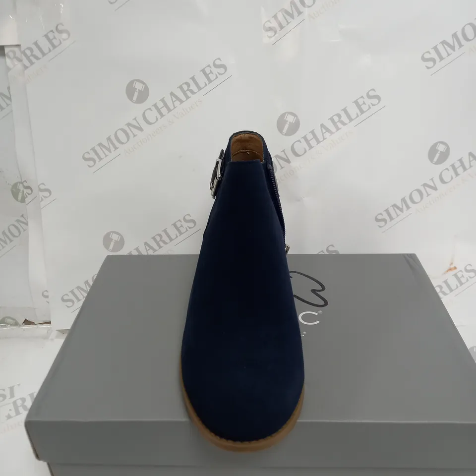 VIONIC MILLIE BOOTS - MIDNIGHT SIZE 6