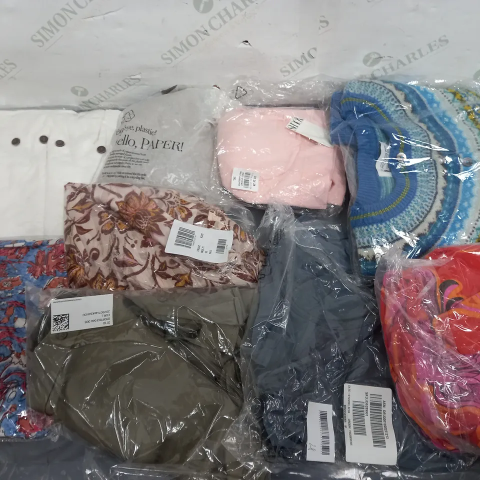 LARGE QAUNTIITY OF ASSORTED CLOTHING ITEMS TO INCLUDE DRESSES, JEANS, SHIRTS, ETC