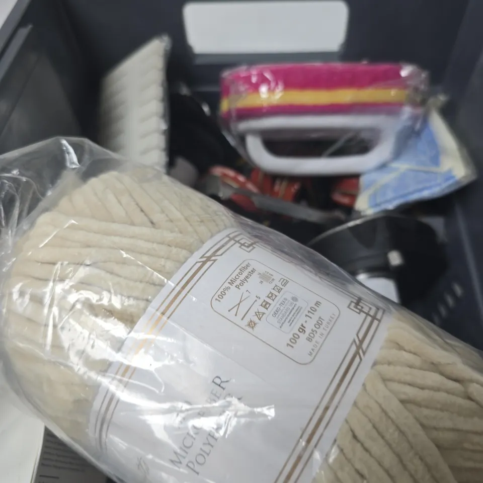 BOX OF APPROXIMATELY 12 ASSORTED HOUSEHOLD ITEMS INCLUDING HYDRO FLASK AND VELVET LUX WOOL
