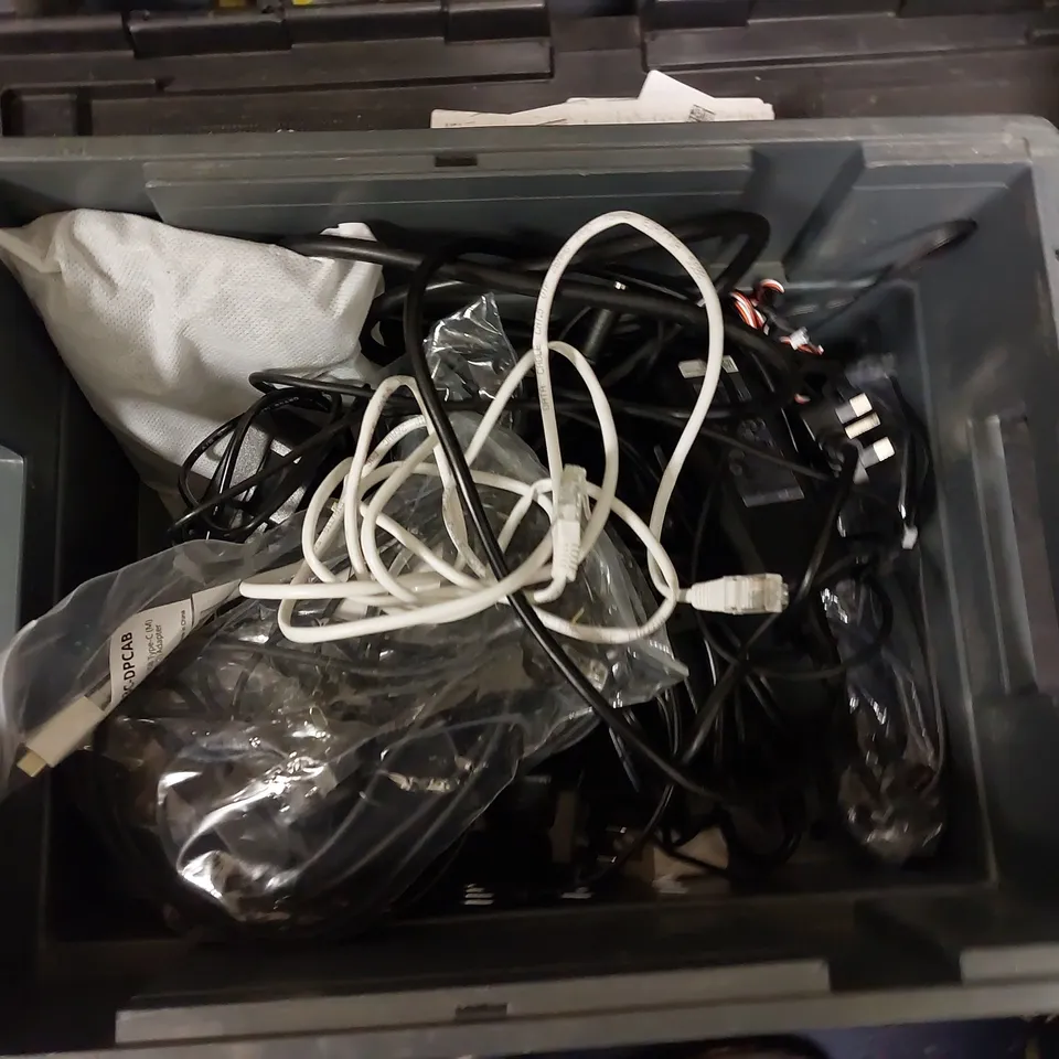 BOX OF APPROX 10 ITEMS TO INCLUDE ASSORTED WIRES, EXTENSION LEAD AND TP LINK AV600 WIFI EXTENDER 