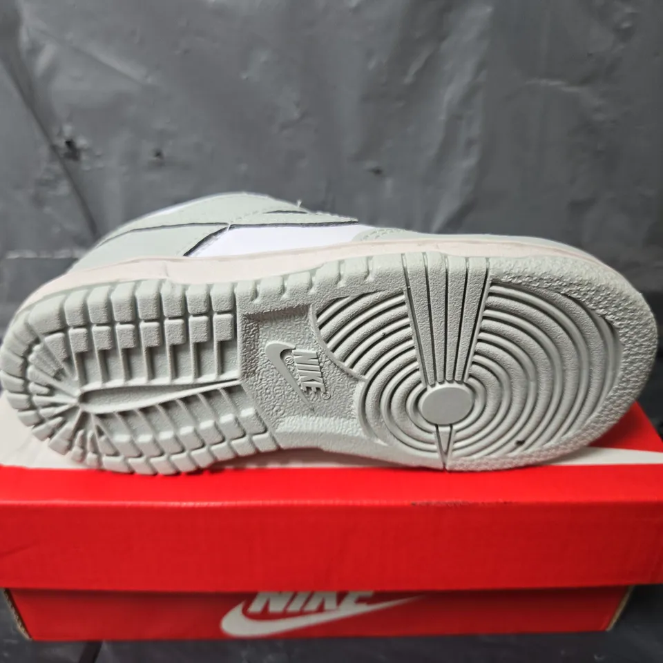 BOXED PAIR OF NIKE DUNK LOW (TDE) CHILDRENS TRAINERS IN WHITE/GREY - SIZE 8C