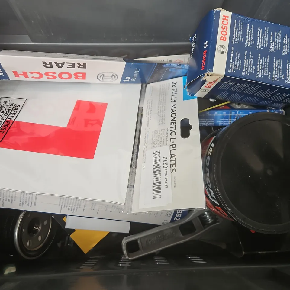 APPROXIMATELY 10 ASSORTED VEHICLE PARTS & ACCESSORIES TO INCLUDE MAGNETIC L PLATES, SIMPLY CAR VANITY MIRROR, BOSCH P 7006 OIL FILTER, ETC