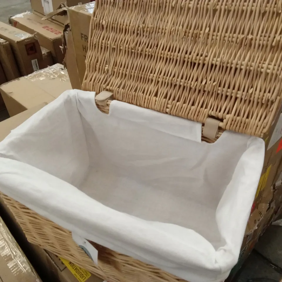 BOXED RECTANGULAR WICKER STORAGE BASKET WITH LID AND REMOVABLE LINING (1 BOX)