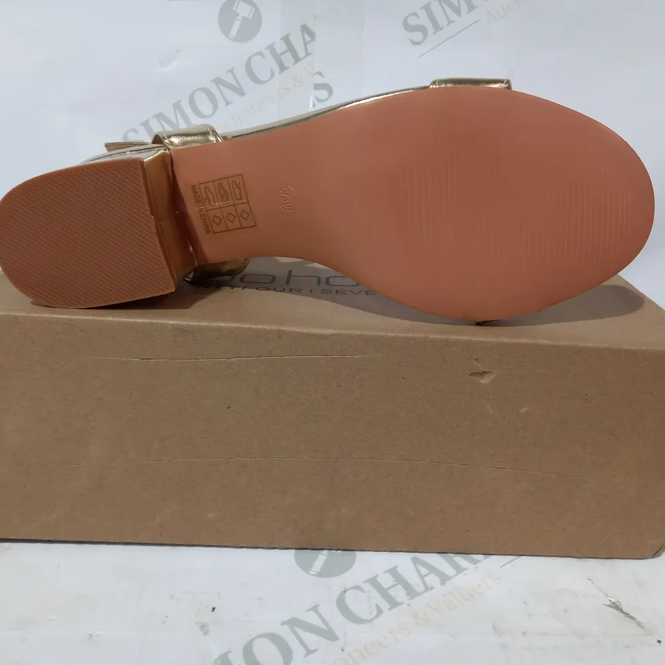 BOXED PAIR OF BOOHOO LOW BLOCK HEEL OPEN TOE SANDALS IN METALLIC GOLD COLOUR EU SIZE 39
