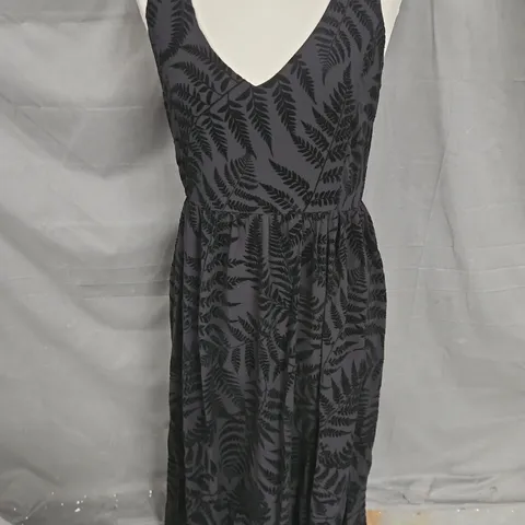 DISTURBIA LUNAFERN CAMI PRINTED MAXI DRESS IN BLACK SIZE 10