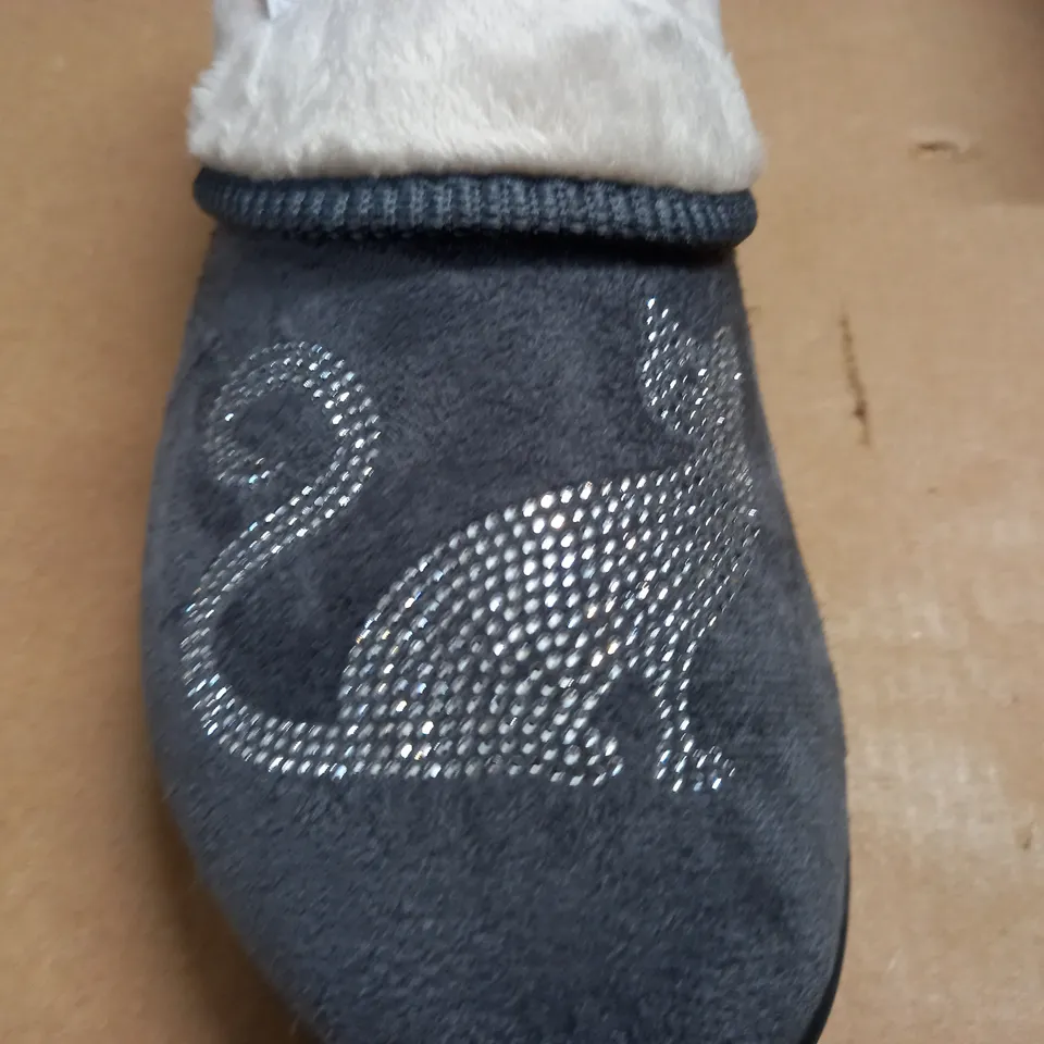 BOXED PAIR OF PAVERS GREY MEMORY FOAM SLIPPERS - 6(39)