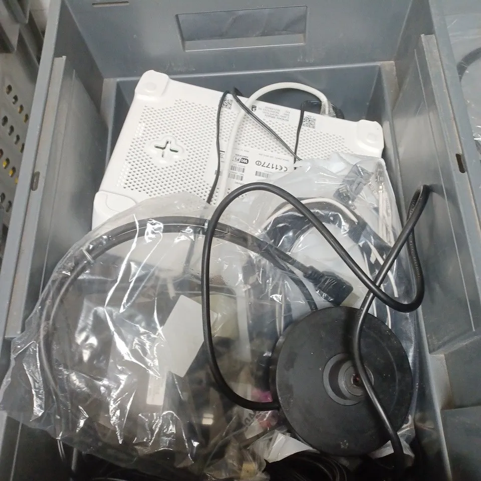 APPROXIMATELY 15 ELECTRICAL ITEMS TO INCLUDE BROADBAND ROUTER, HDMI CABLE AND AN ELECTRIC BLANKET PLUG