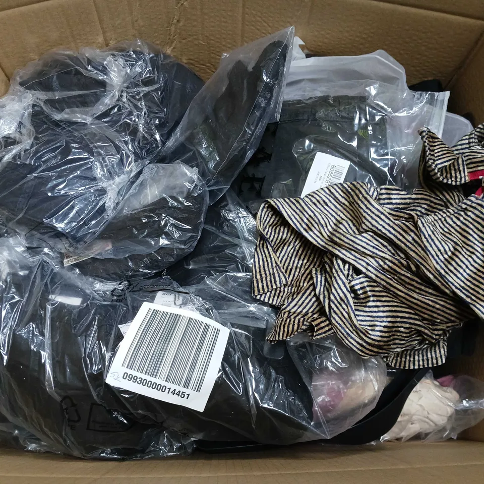 BOX OF APPROXIMATELY 20 ASSORTED CLOTHING ITEMS TO INCUDE - SOCKS, JUMPERS , T-SHIRTS , TROUSERS,ECT 