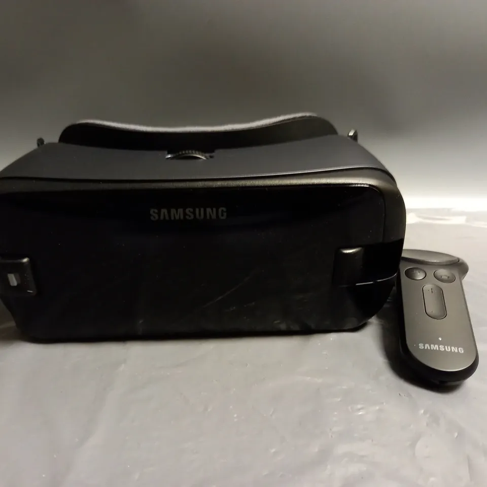 BOXED SAMSUNG GEAR VR WITH CONTROLLER