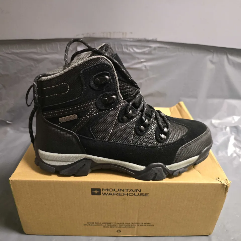 BOXED PAIR OF MOUNTAIN WAREHOUSE TRAIL KIDS WATERPROOF HIKING BOOTS - UK SIZE 5