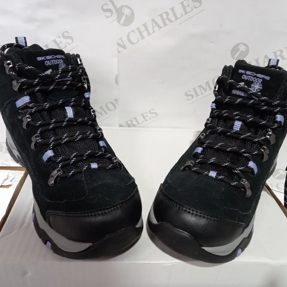 BOXED PAIR OF SKECHERS BLACK WINTER BOOT - SIZE 4.5