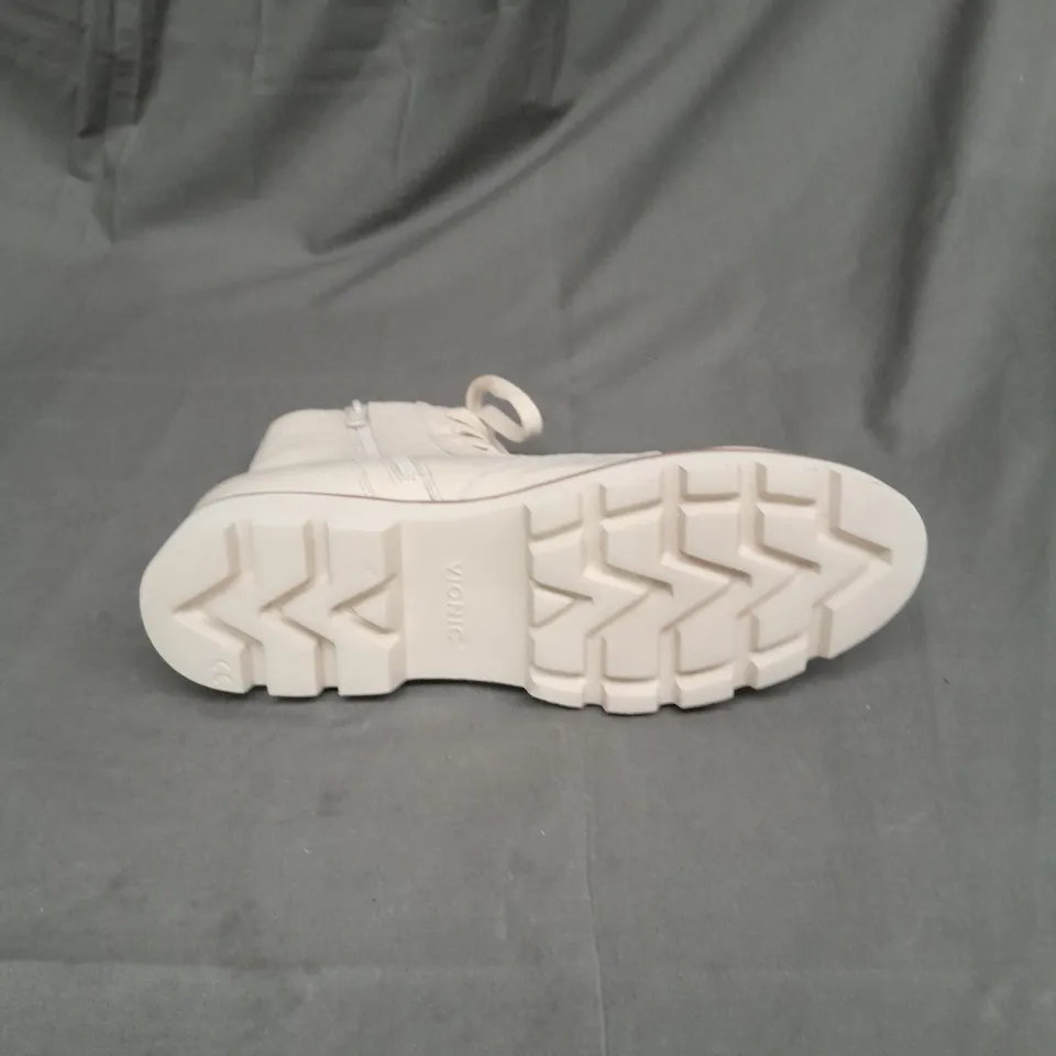 VIONIC LADIES CREAM LACE UP BOOTS SIZE 6.5