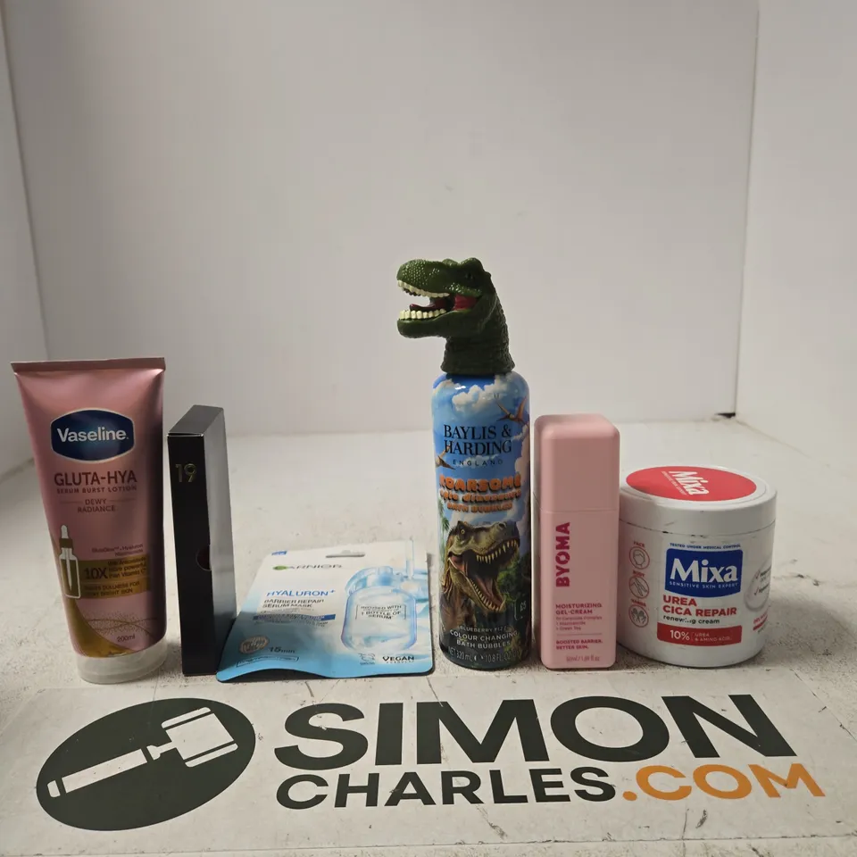 APPROXIMATELY 20 ASSORTED BEAUTY PRODUCTS INCLUDING VASELINE LOTION, A LITTLE SOMETHING HYDRATING FACE MASK AND GARNIER SERUM MASK