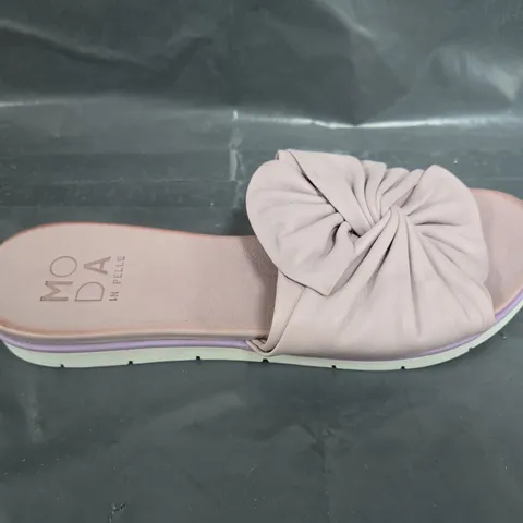 BOXED PAIR OF MODA LILAC LEATHER TWIST BOW SPORTY SANDALS - UK SIZE 40