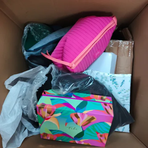 APPROXIMATELY 15 ASSORTED HOUSEHOLD PRODUCTS TO INCLUDE HOME DECOR, STORAGE BAG, CLOTHING ETC