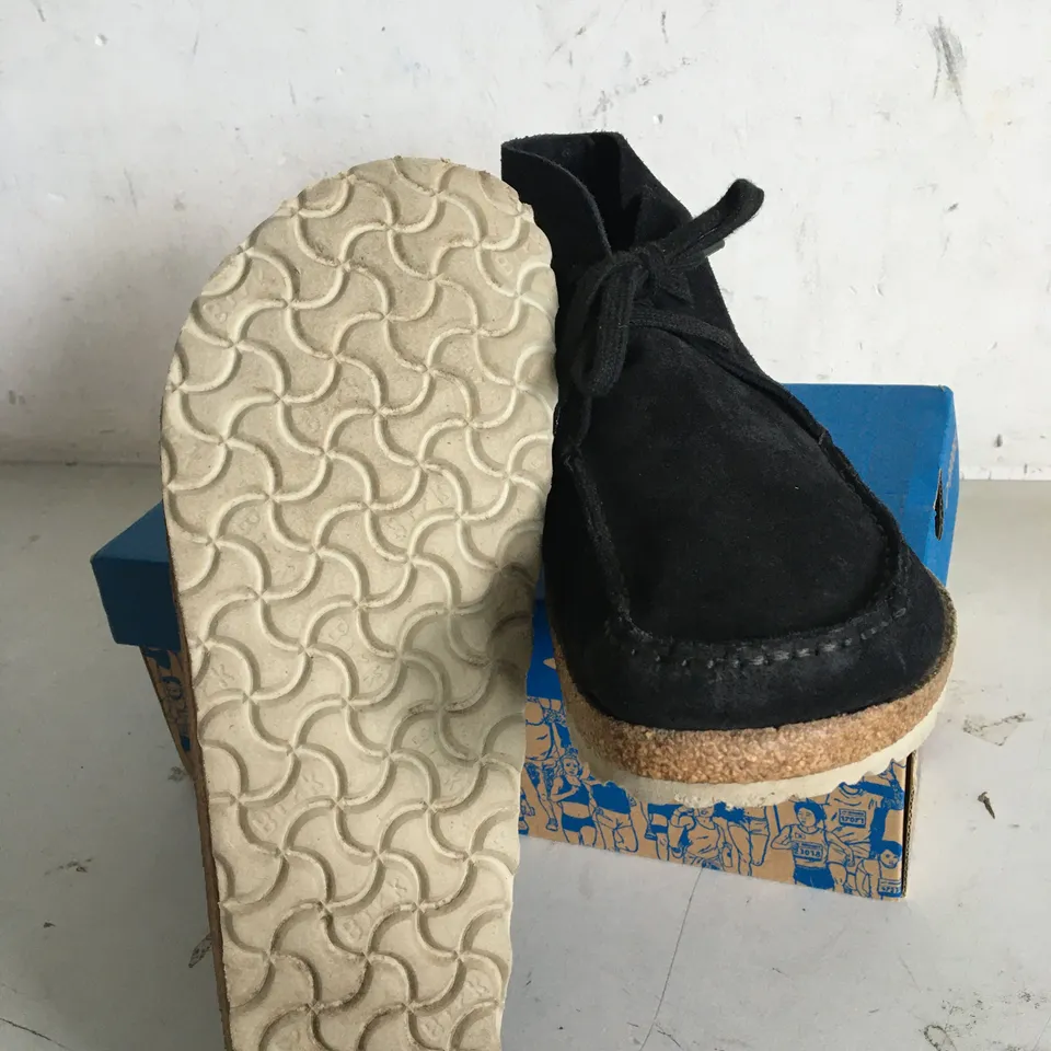 BOXED PAIR OF SIZE 7.5 BROOKS GHOST 14 WOMENS TRAINERS 