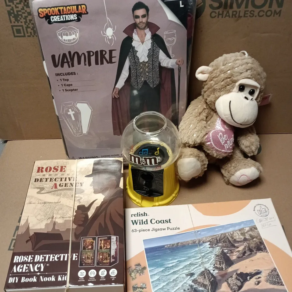 APPROXIMATELY 20 ASSORTED TOYS, GAMES, GIFTS AND NOVELTIES TO INCLUDE VAMPIRE OUTFIT, BE MINE MONKEY PLUS, ROSE DETECTIVE AGENCY DIY BOOK NOOK KIT ETC - COLLECTION ONLY