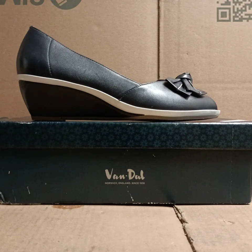 BOXED PAIR OF VAN DAL FLORIDA II PEEP TOE WEDGE SHOES IN MIDNIGHT COMBI SIZE 5.5