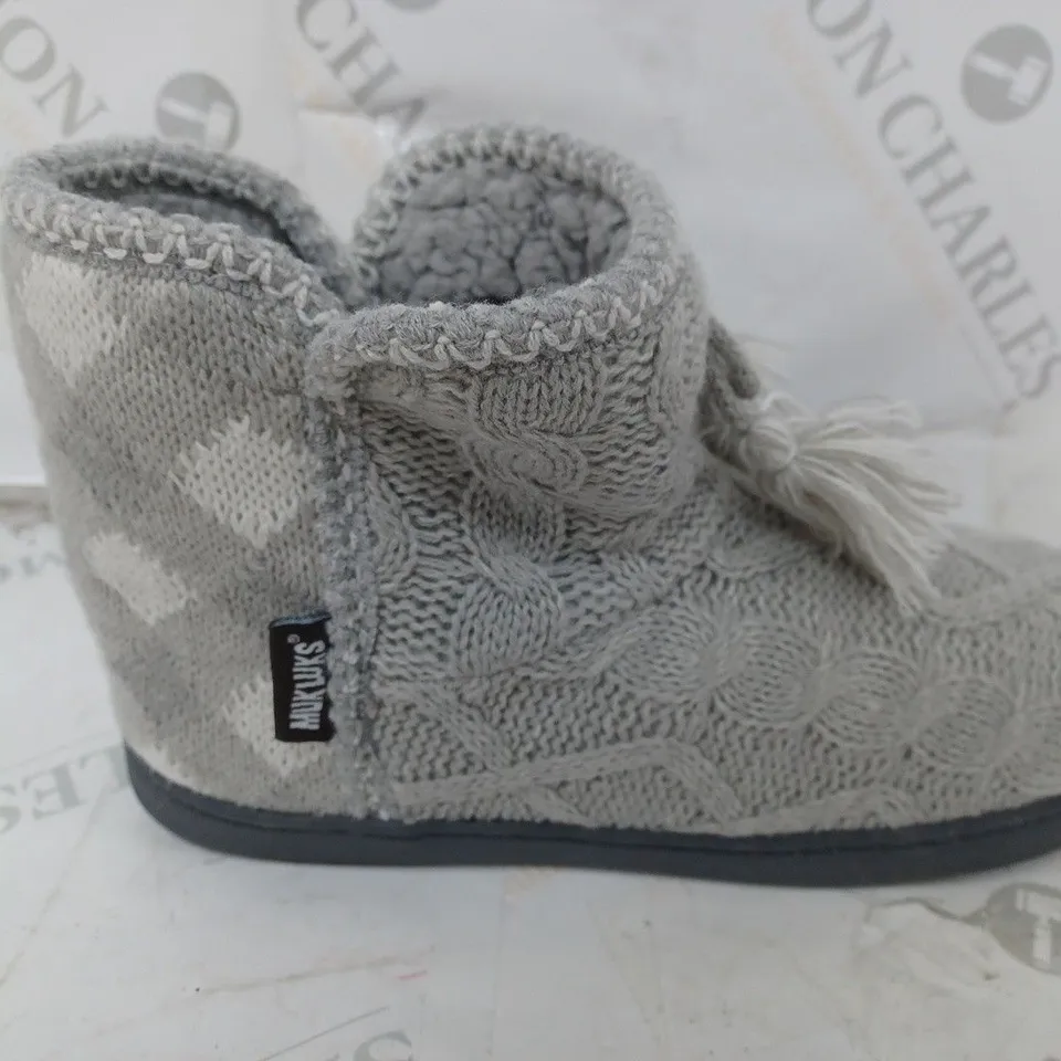 2 PAIRS OF MUKLUKS SLIP ON FLEECE/KNIT EFFECT SLIPPERS IN SALMON PINK SIZE 6, GREY SIZE 8