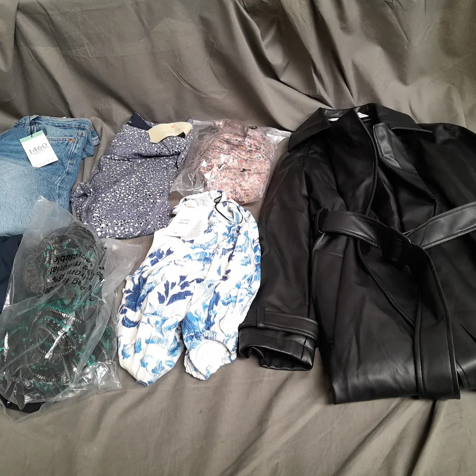 BOX OF APPROXIMATELY 18 ASSORTED ITEMS TO INCLUDE - DRESSES , JUMPERS , AND  T-SHIRTS ETC