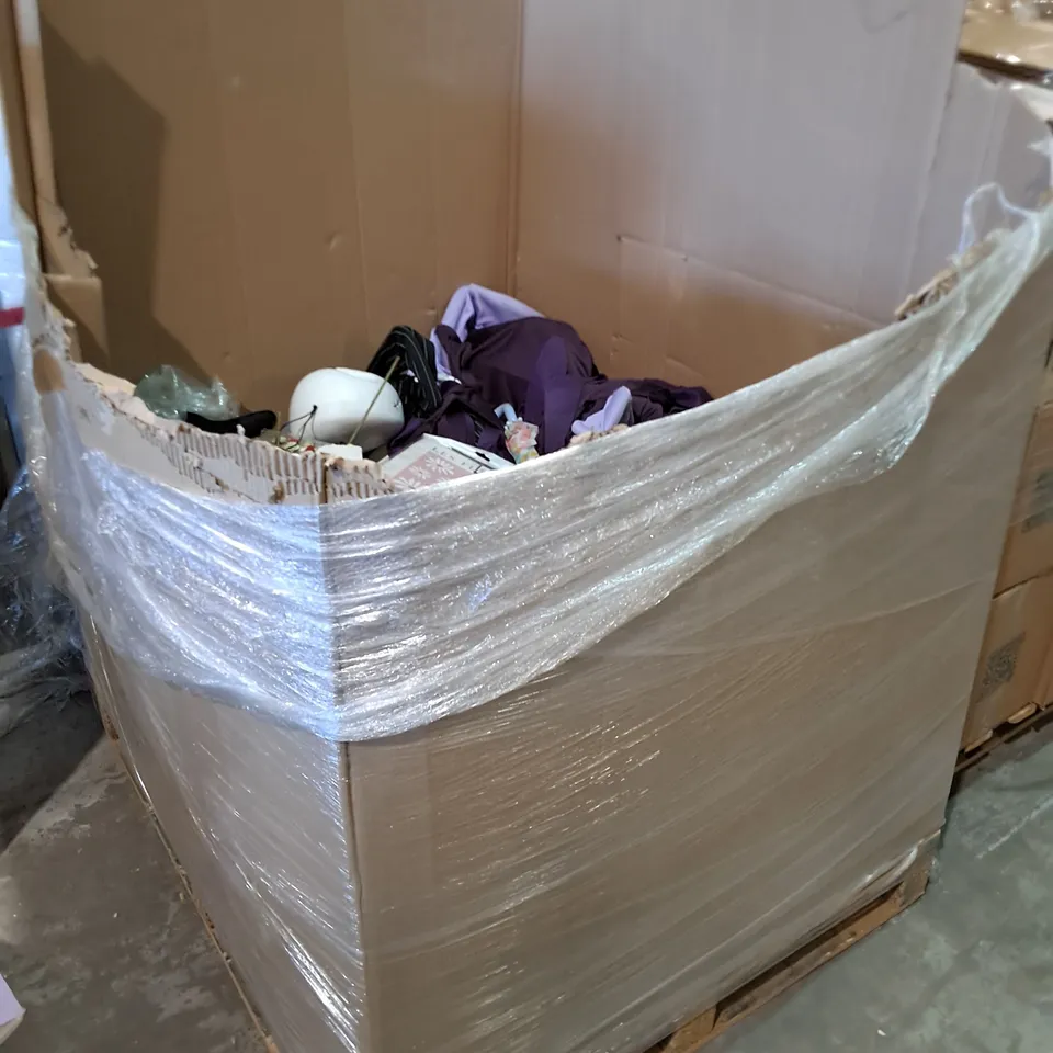 PALLET OF ASSORTED HOUSEHOLD ITEMS TO INCLUDE SEASONAL DECORATIONS, PARTY PLATES AND UMBRELLAS 