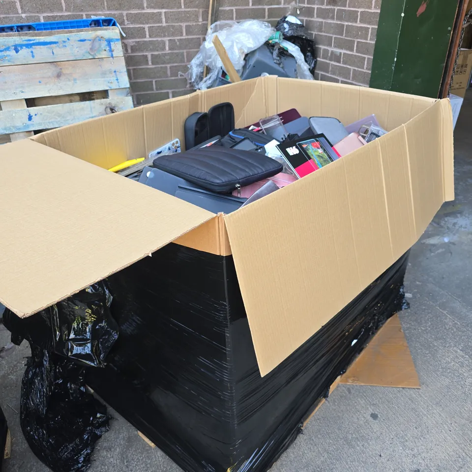 PALLET CONTAINING A LARGE QUANTITY OF ASSORTED TABLET CASES