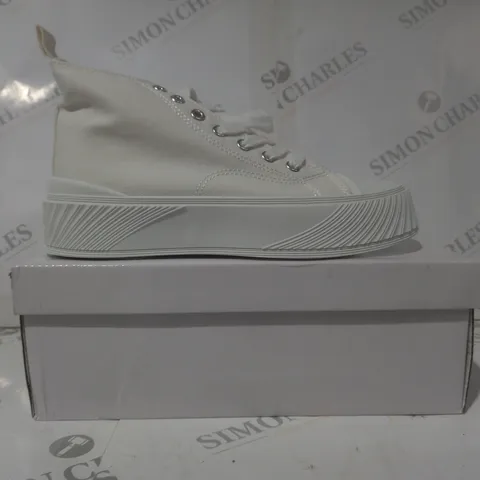 BOXED PAIR OF FASHION PLATFORM CANVAS SHOES IN OFF-WHITE EU SIZE 39