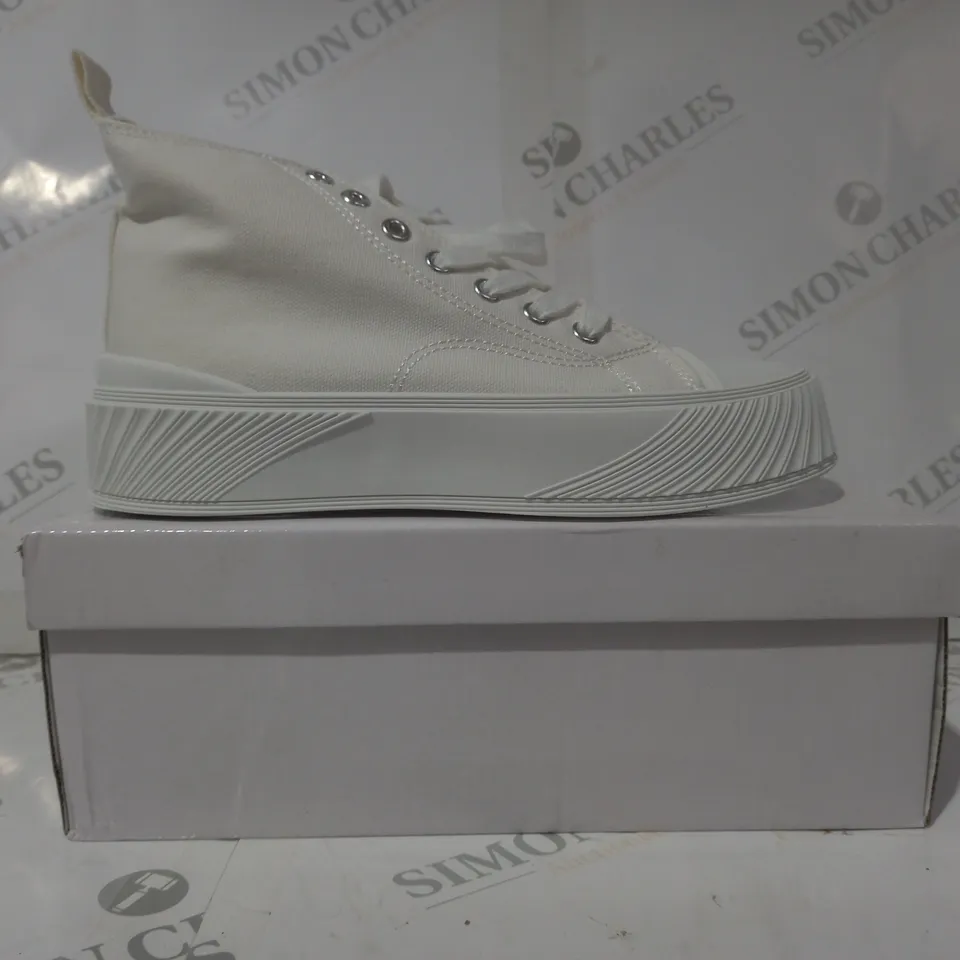 BOXED PAIR OF FASHION PLATFORM CANVAS SHOES IN OFF-WHITE EU SIZE 39