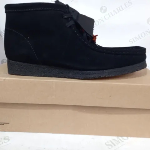 BOXED PAIR OF CLARKS WALLABEE BOOTS IN BLACK UK SIZE 11