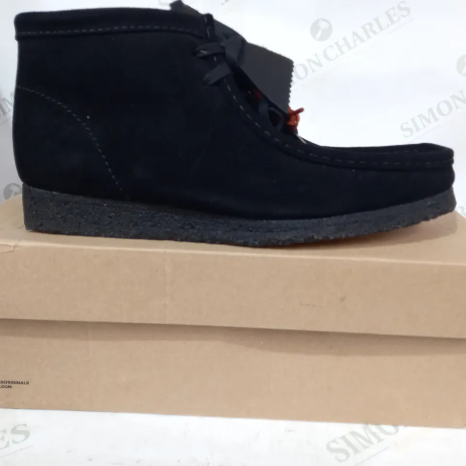 BOXED PAIR OF CLARKS WALLABEE BOOTS IN BLACK UK SIZE 11