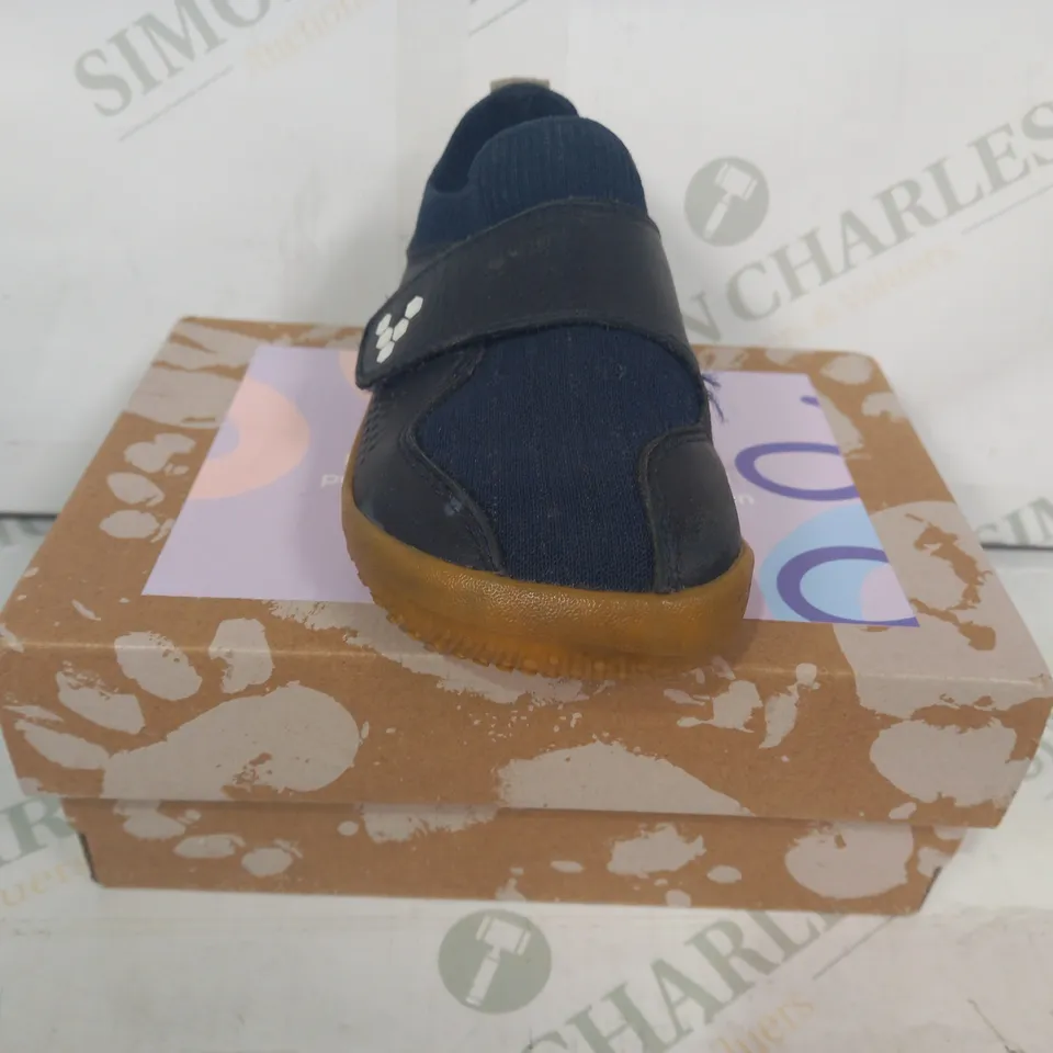 BOXED PAIR OF VIVO BAREFOOT PRIMUS KNIT II T KIDS SHOES IN NAVY EU SIZE 23