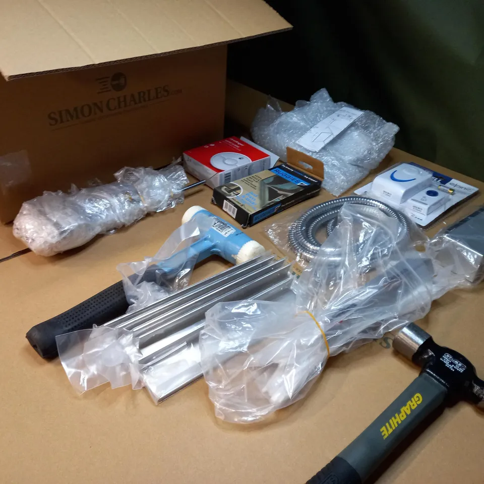 LOT OF APPROX 15 ASSORTED HOUSEHOLD/DIY RELATED ITEMS TO INCLUDE: WIRELESS DOORBELL, DOOR CLOSER, GRAPHITE HAMMER