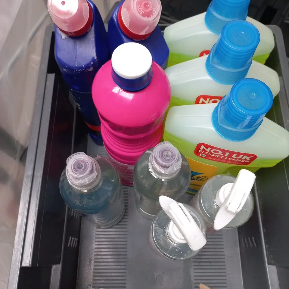 APPROXIMATELY 15 ASSORTED HOUSEHOLD LIQUIDS PRODUCTS TO FLASH FLOOR CLEANER, CIF PROFESSIONAL STAINLESS STEEL CLEANER AND LA LUCA MULTI SURFACE CLEANER