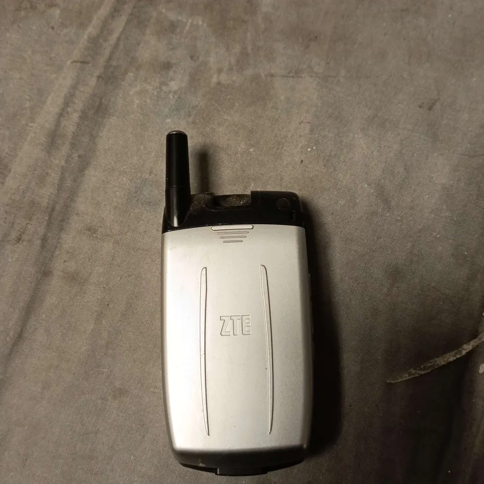 ZTE FLIP MOBILE PHONE – BLACK/SILVER, CLAMSHELL WITH ANTENNA 