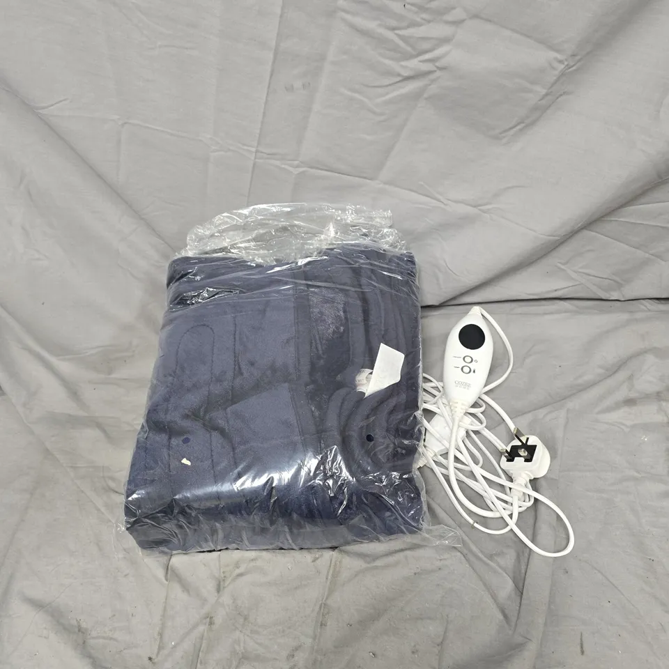 COZEE HOME ELECTRIC BLANKET – DARK BLUE, CONTROLLER & UK PLUG COZEE HOME FAUX FUR AND VELVETSOFT HEATED THROW WITH 9 HEAT SETTINGS.