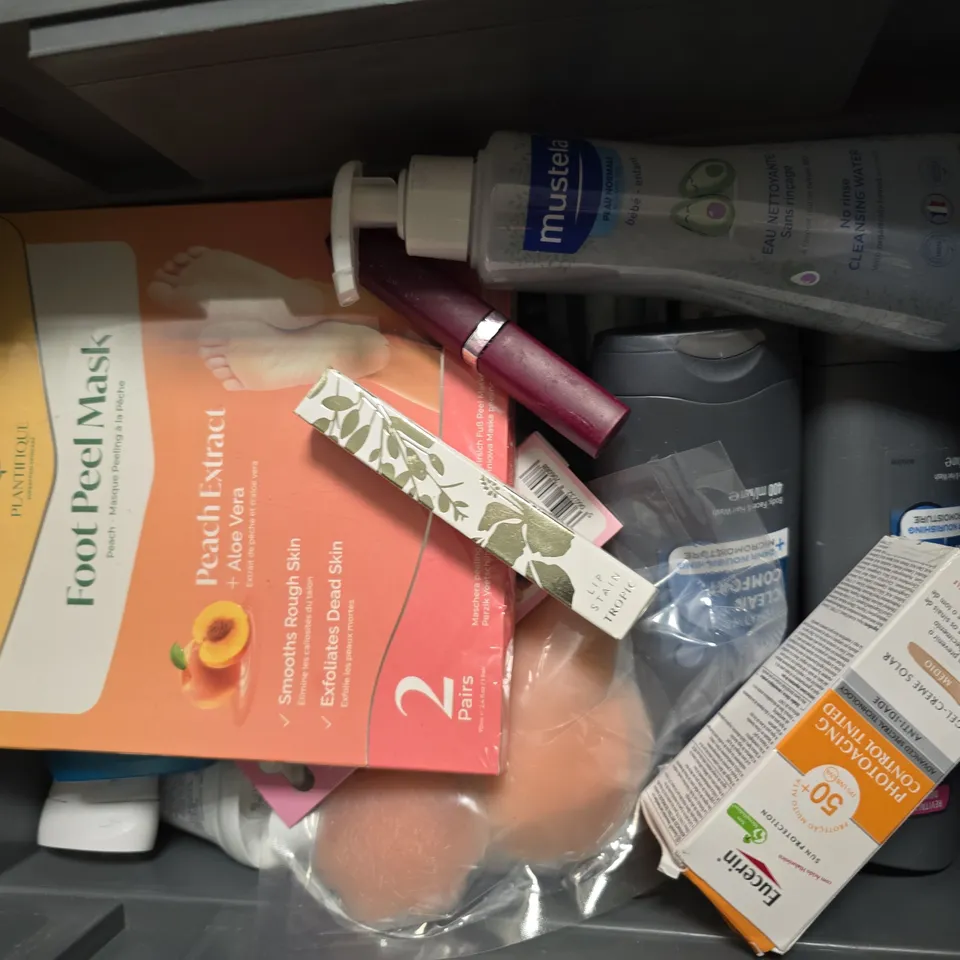 APPROXIMATEY 15 HEALTH AND BEAUTY PRODUCTS TO INCLUDE DOVE FULL BODY WASH, DRY OIL SPRAY, AND LEG MAKE UP ETC. - COLLECTION ONLY
