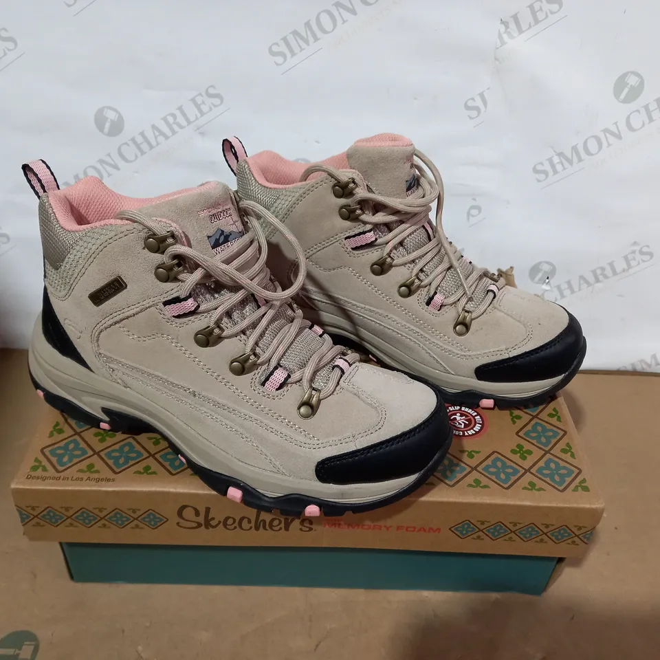 BOXED PAIR OF SKECHERS BEIGE BOOTS - SIZE 5